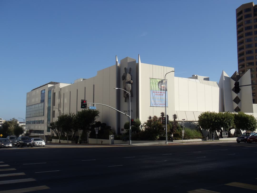 Wide-angle exterior view of Sinai Temple from Wilshire Boulevard.