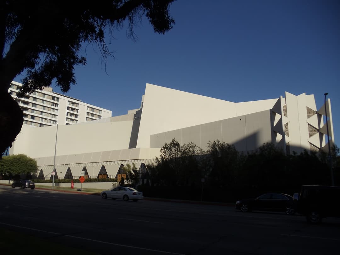 Exterior view of Sinai Temple's geometric façade on Wilshire Boulevard.