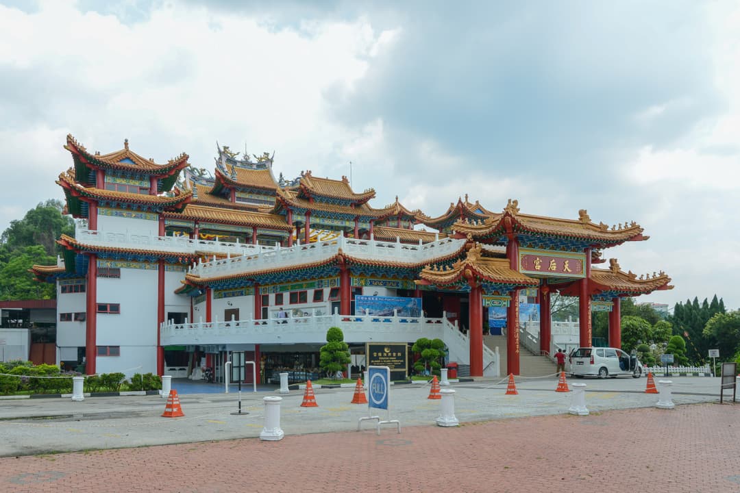 Wide-angle exterior view of the multi-tiered Thean Hou Temple.