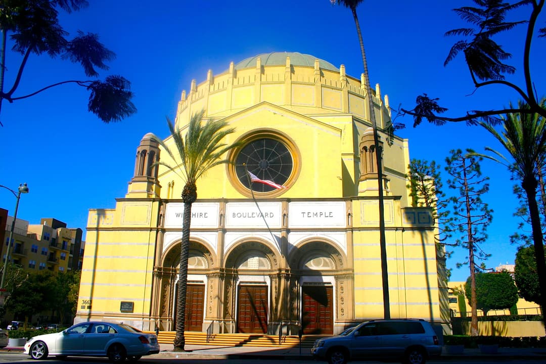 Front facade and dome of Wilshire Boulevard Temple in bright daylight.