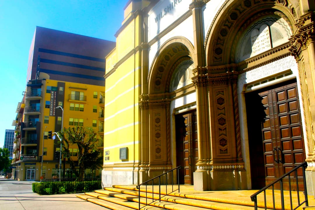 Arched front entrance and steps of Wilshire Boulevard Temple