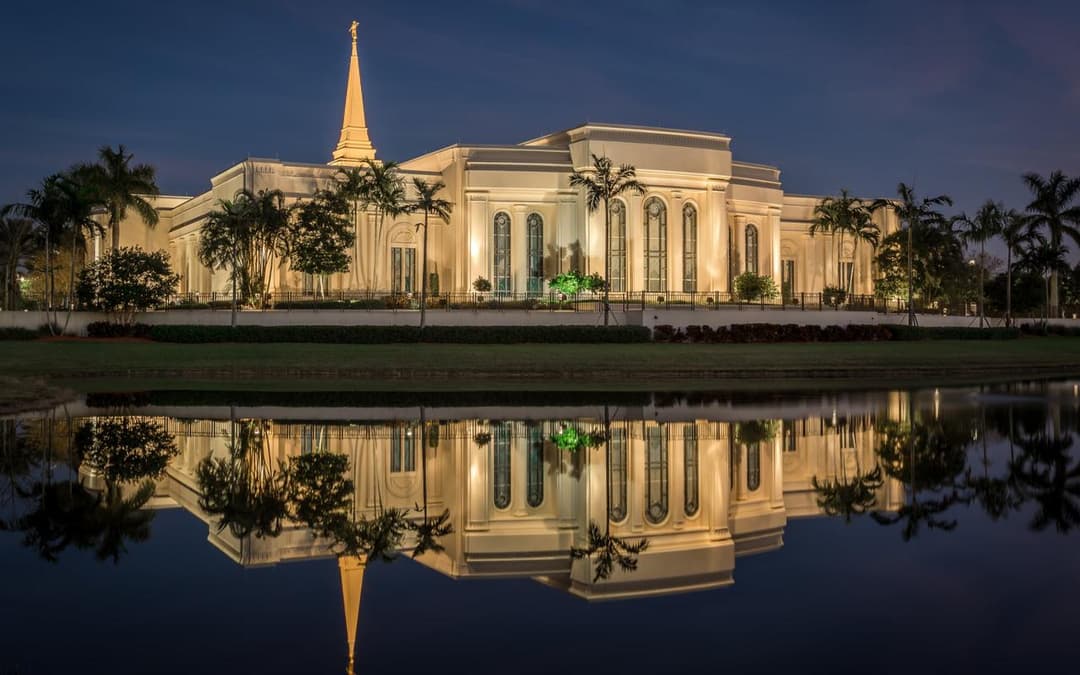 Tempio di Fort Lauderdale Florida al crepuscolo, riflesso nell'acqua, con guglia.
