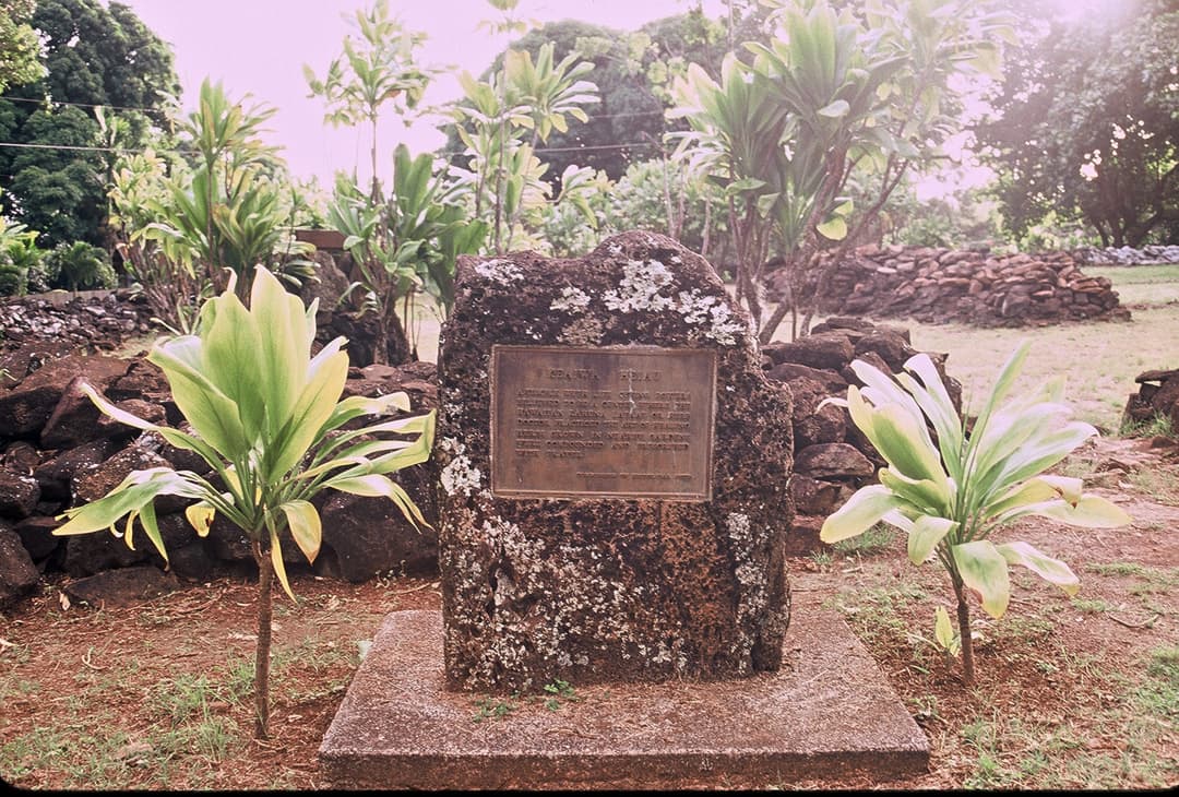 Front view of the historic bronze plaque marker at Keaʻiwa Heiau.