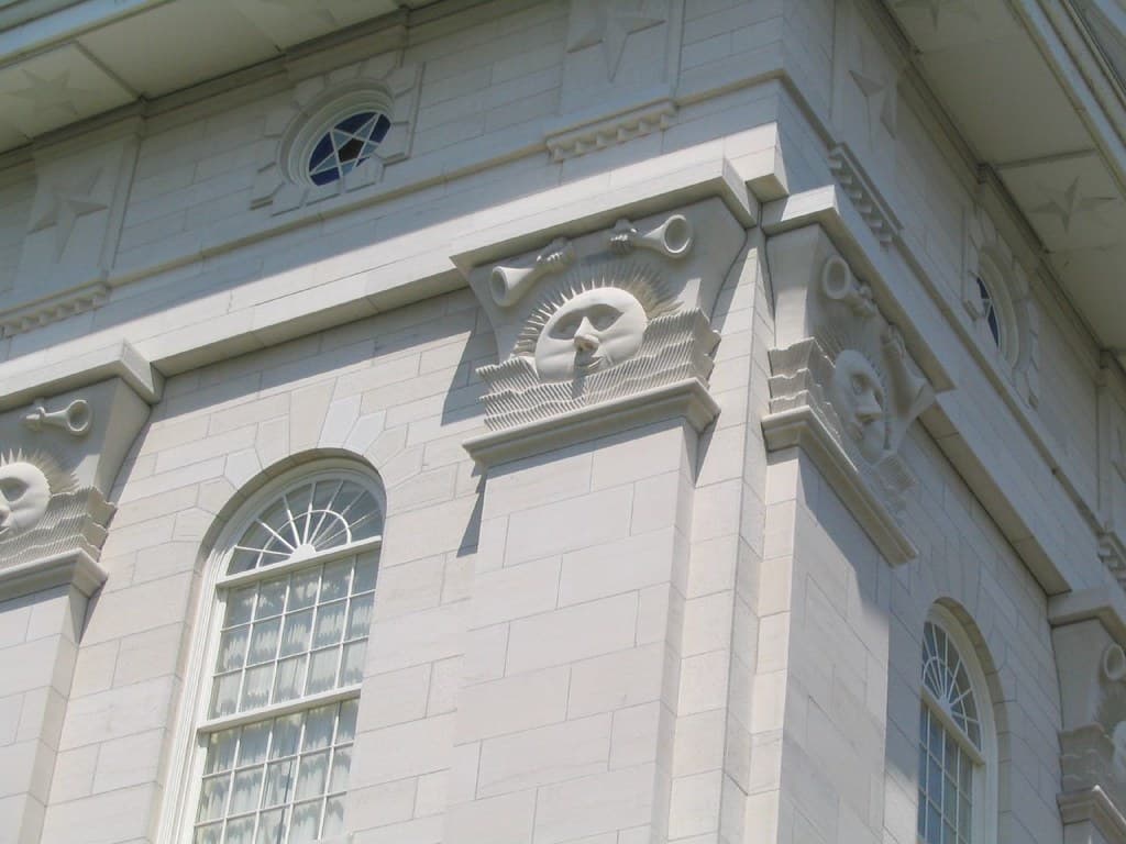 Detail der Kalksteinfassade