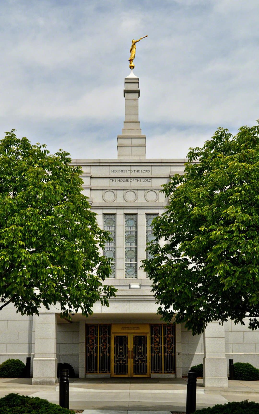 Front entrance and spire of the Winter Quarters Nebraska Temple.