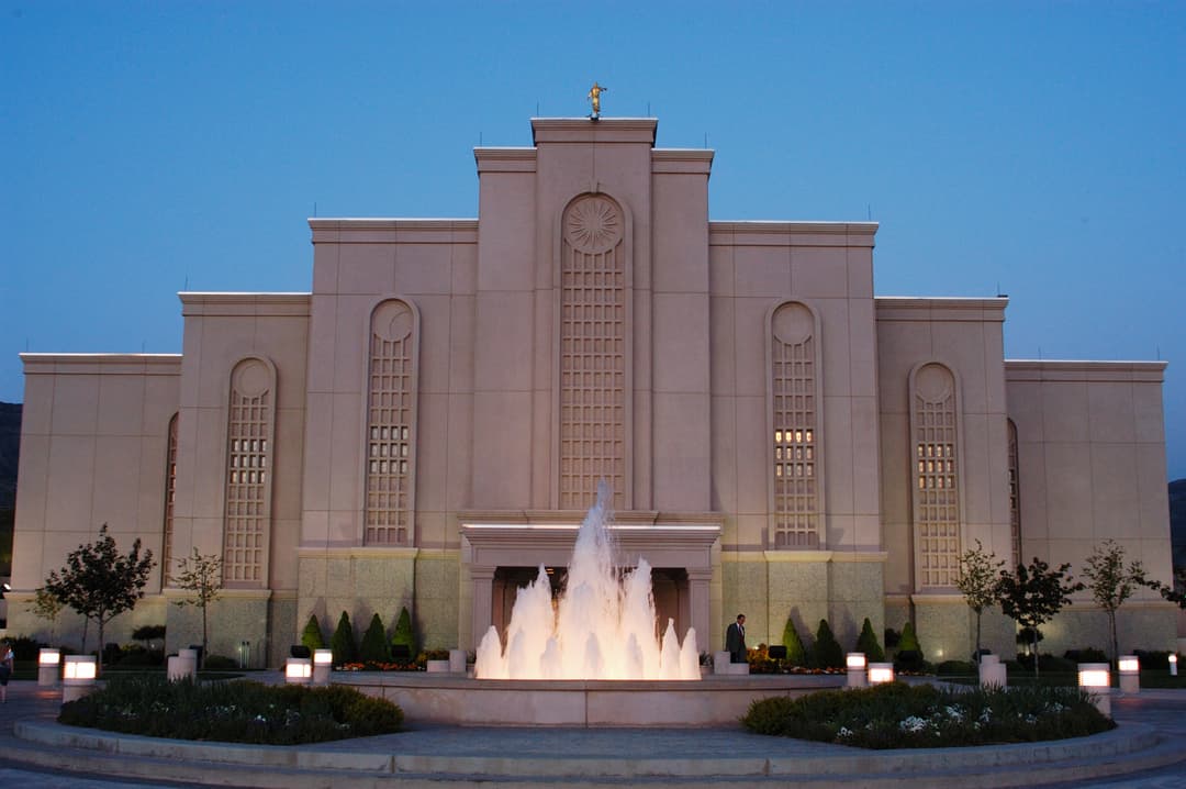 The Albuquerque New Mexico Temple at dusk.