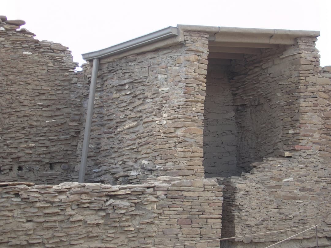 Detail of sandstone masonry wall with a protective roof at Pueblo Bonito.