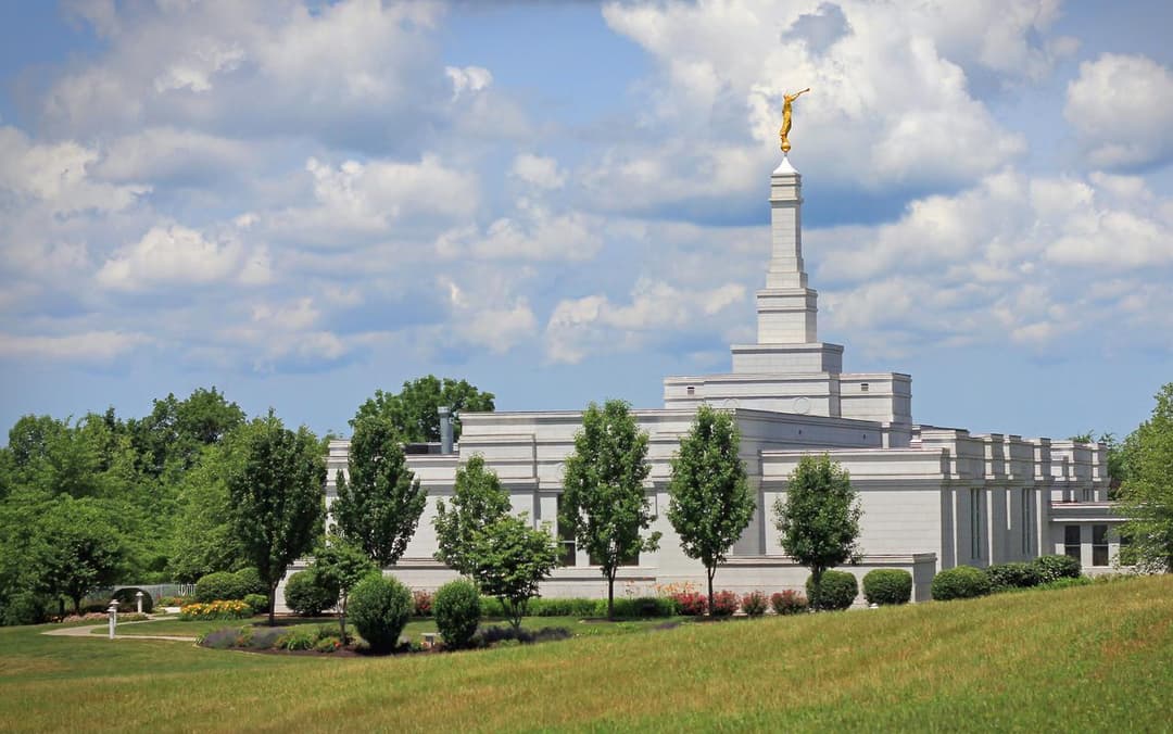 Exterior del Templo de Palmyra Nueva York con el Ángel Moroni y exuberantes jardines.
