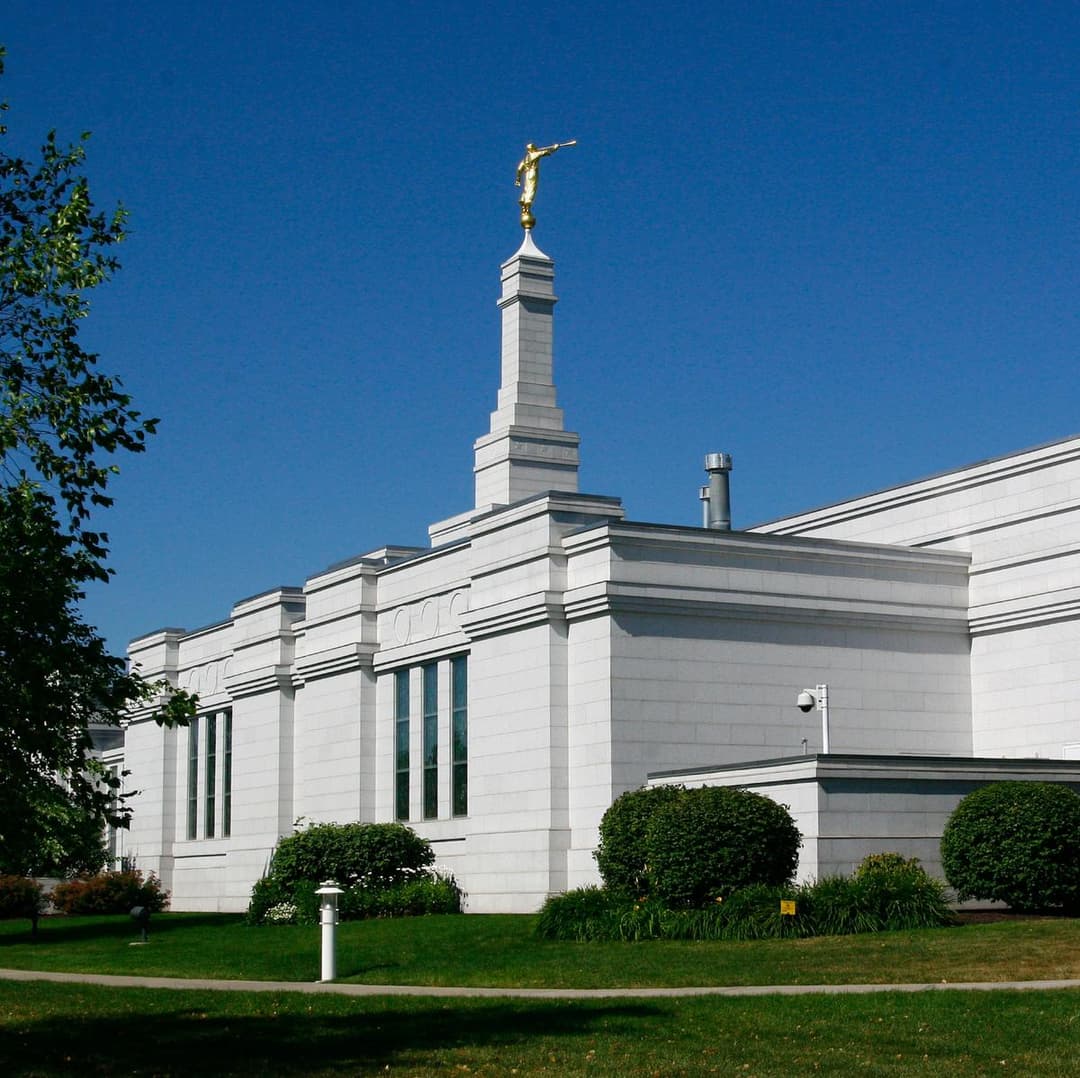 Exterior del Templo de Palmyra Nueva York, aguja del Ángel Moroni contra el cielo azul.