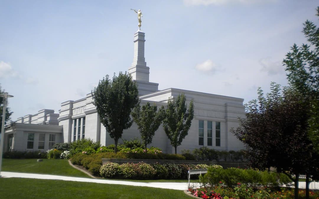 Templo de Palmyra Nueva York, Ángel Moroni en lo alto de la aguja, con jardines, de día.
