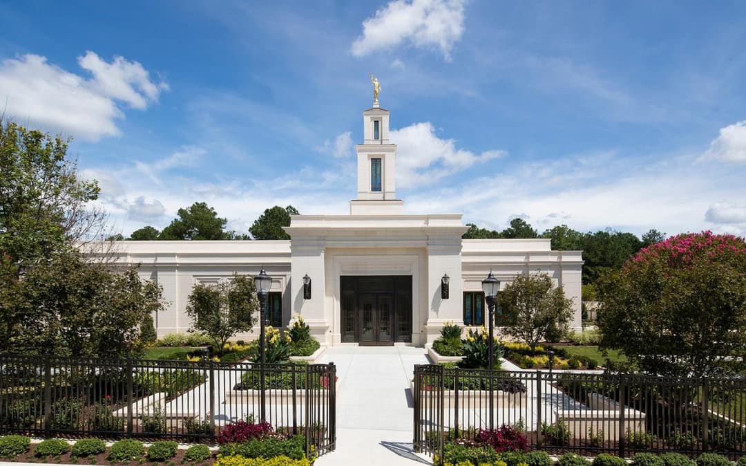 Front entrance view of the Raleigh North Carolina Temple in daylight.