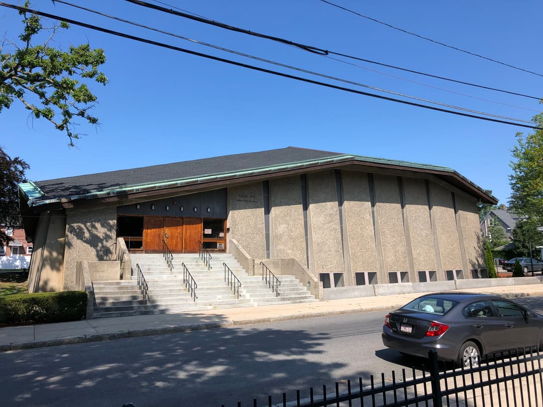 Exterior view of the main entrance and steps of Congregation Beth Israel