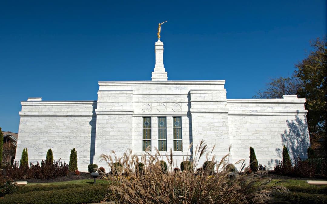 Front facade and spire of the Nashville Tennessee Temple in daylight.