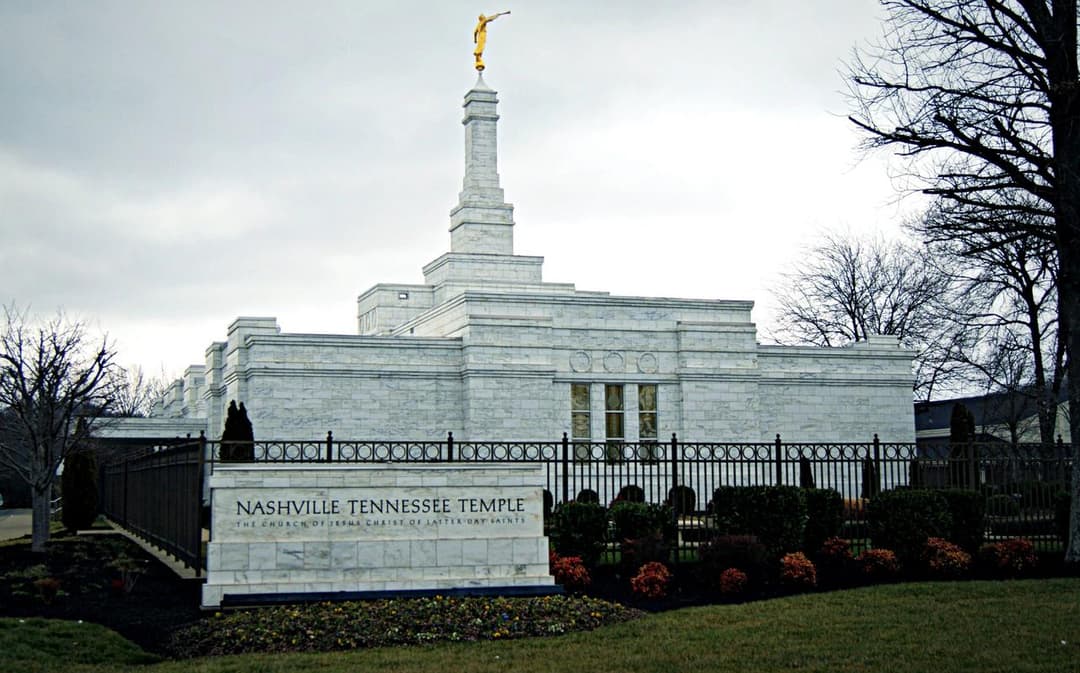 Exterior view of the Nashville Tennessee Temple and entrance sign.