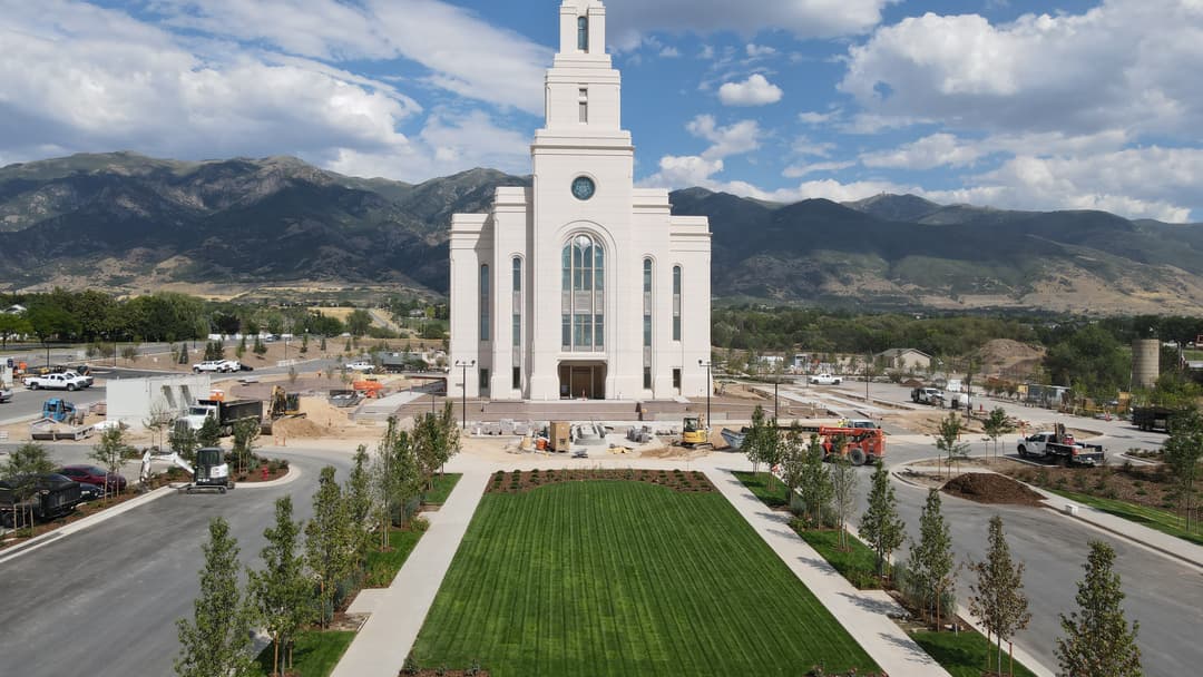 The angel Moroni statue atop the temple