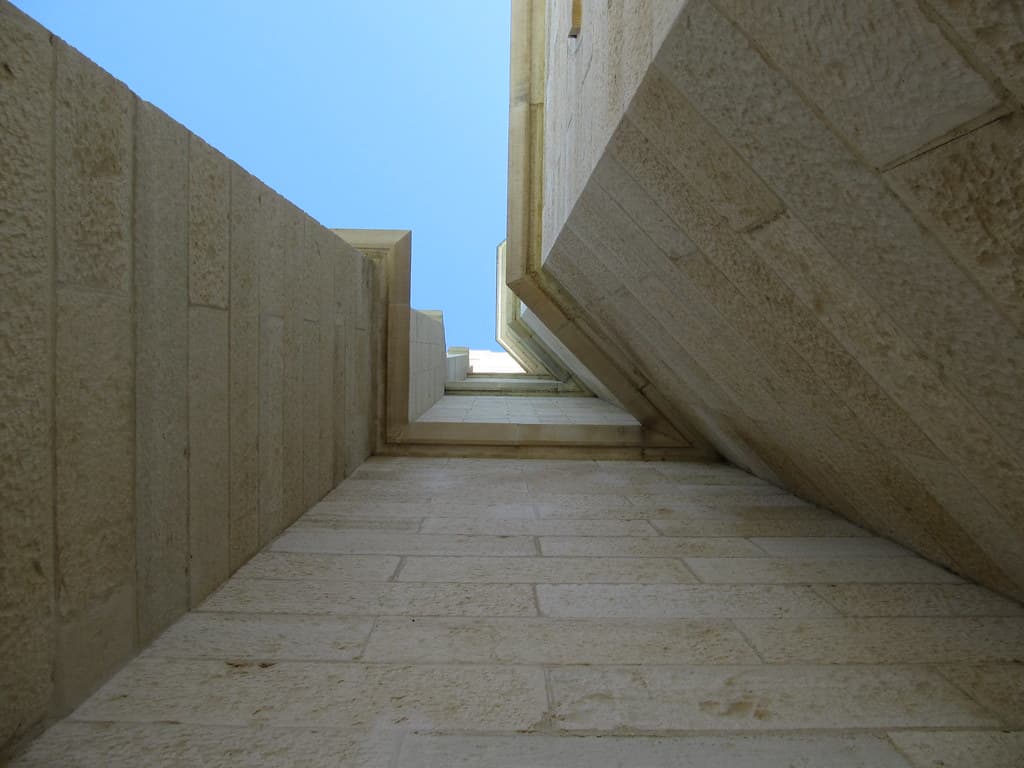 Exterior detail showing the cream-colored oolite limestone