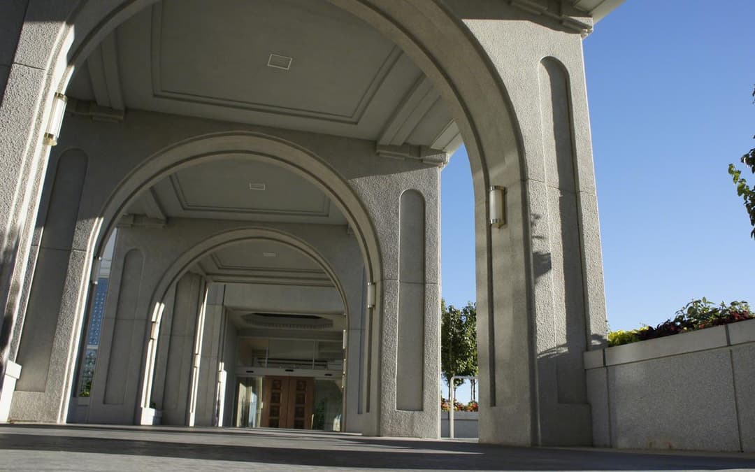 Exterior view of the temple's arched walkway.
