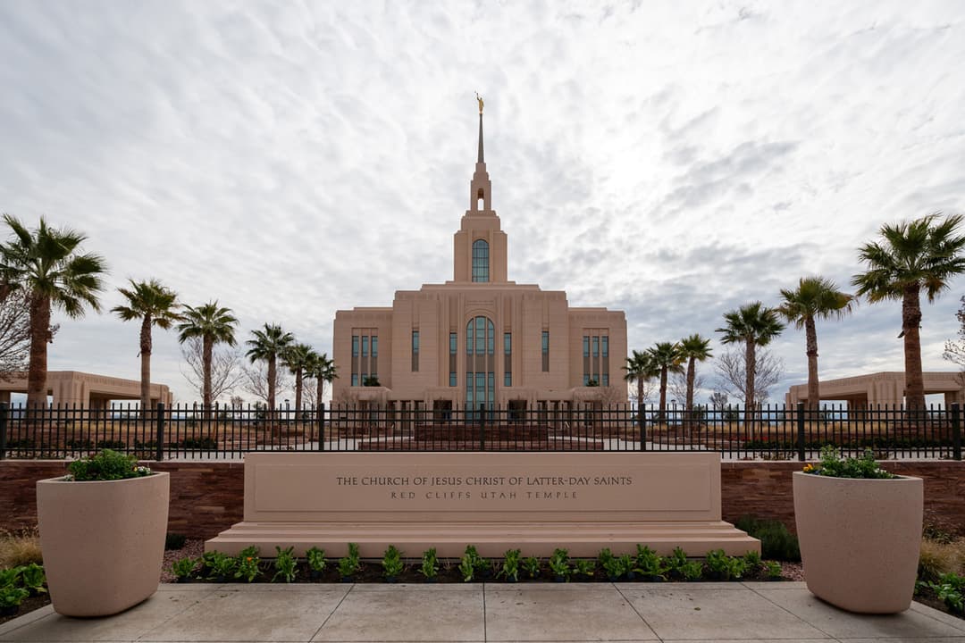 Front exterior view of the Red Cliffs Utah Temple and monument sign.