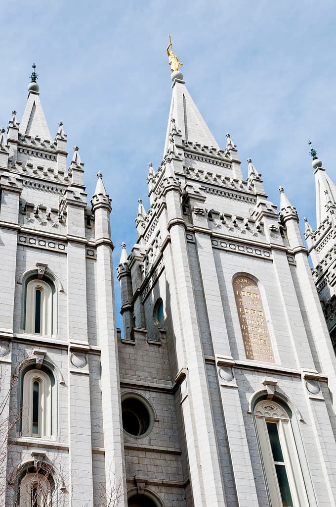 东塔和摩羅乃天使雕像