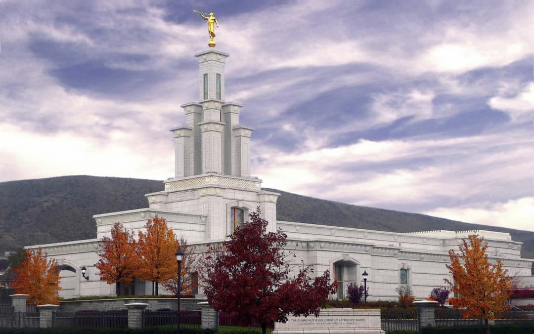 Wide-angle view of the Columbia River Washington Temple in autumn.