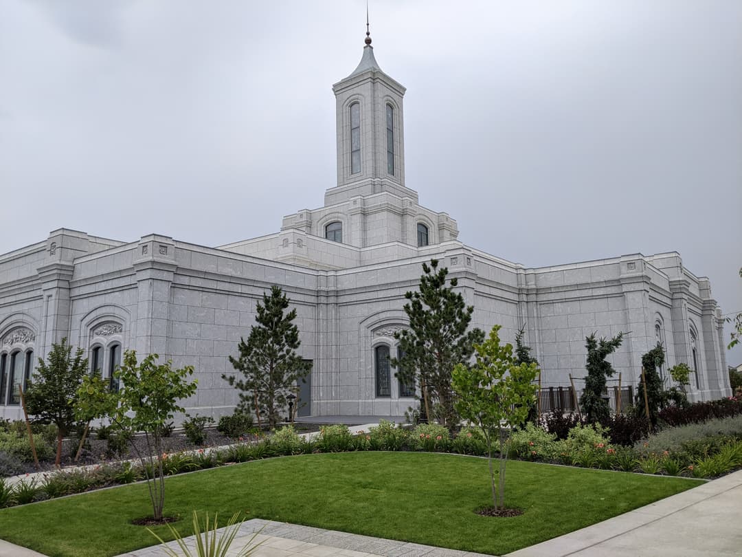 Moses Lake Washington Temple exterior, showing spire and gardens.