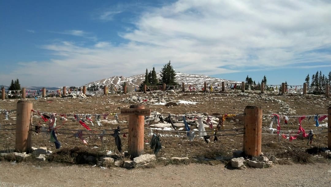 Perimeter fence with prayer cloths encircling the Bighorn Medicine Wheel.