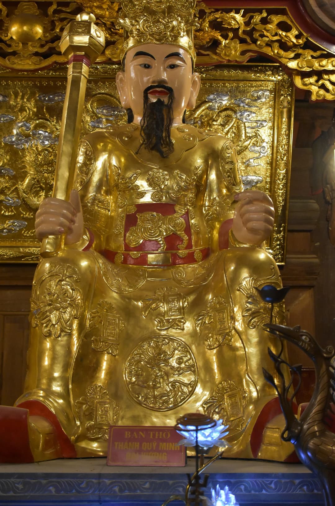 Gilded statue of Thánh Quý Minh Đại Vương inside the Bái Đính Temple Complex.