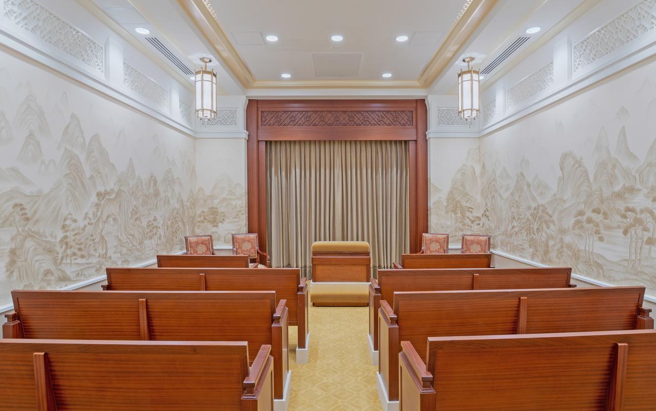 The temple's unique structure maximizes space in the densely populated area.