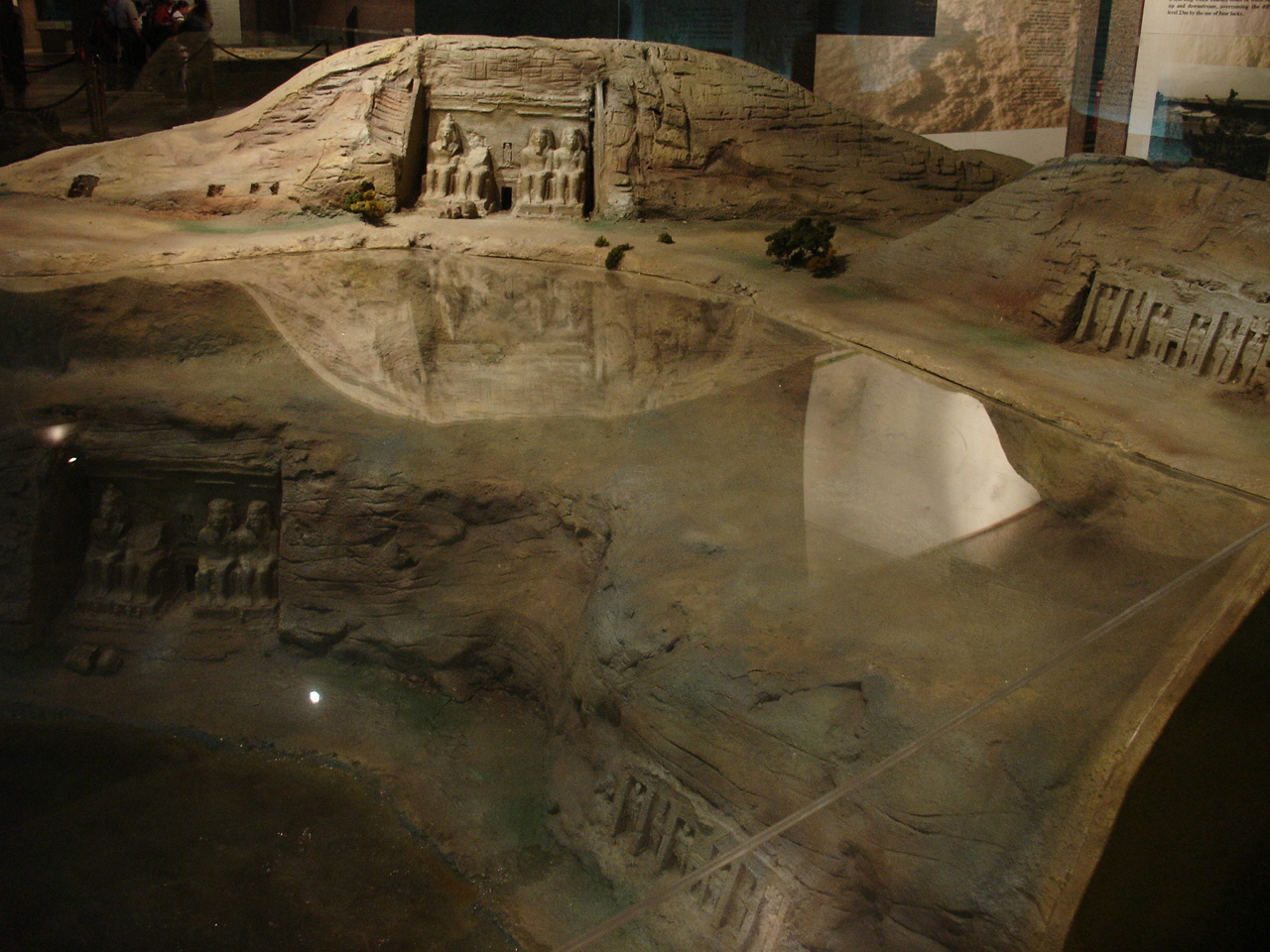 Der Große Tempel von Ramses II. in Abu Simbel mit kolossalen Statuen des Pharaos.