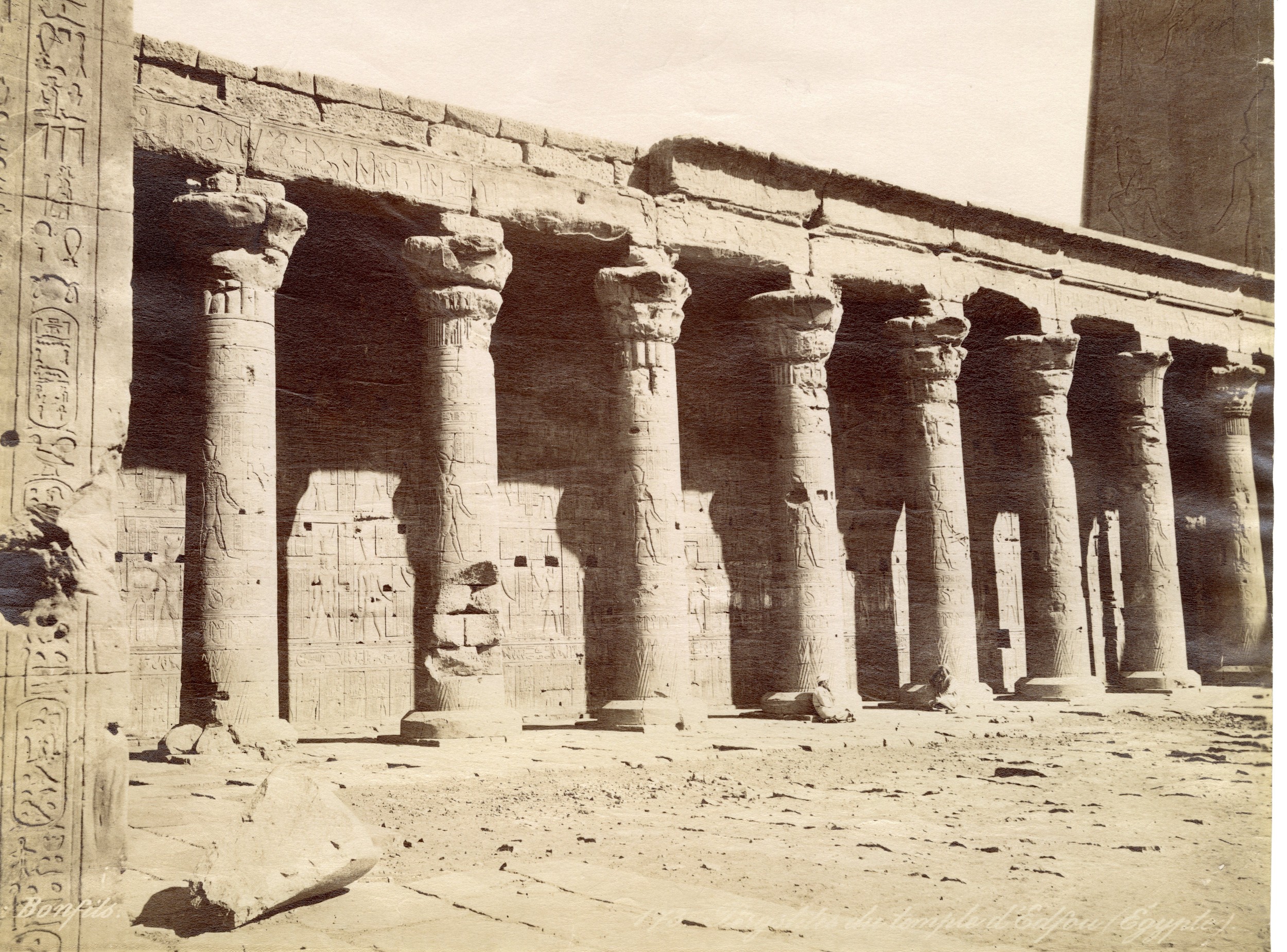 La lavorazione dettagliata degli elementi architettonici del tempio.