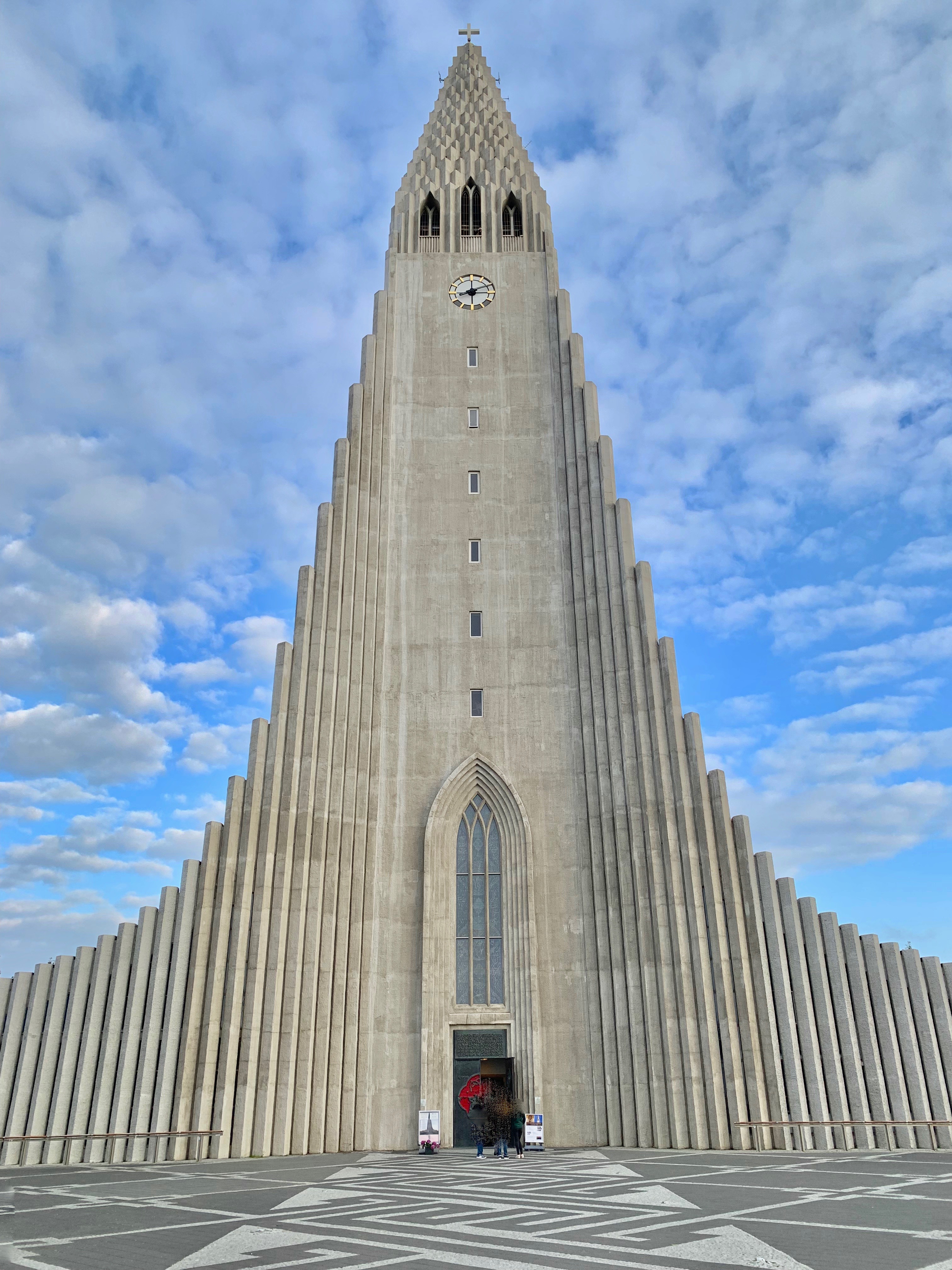 داخل Hallgrímskirkja، يعرض تصميمها الداخلي الفسيح.