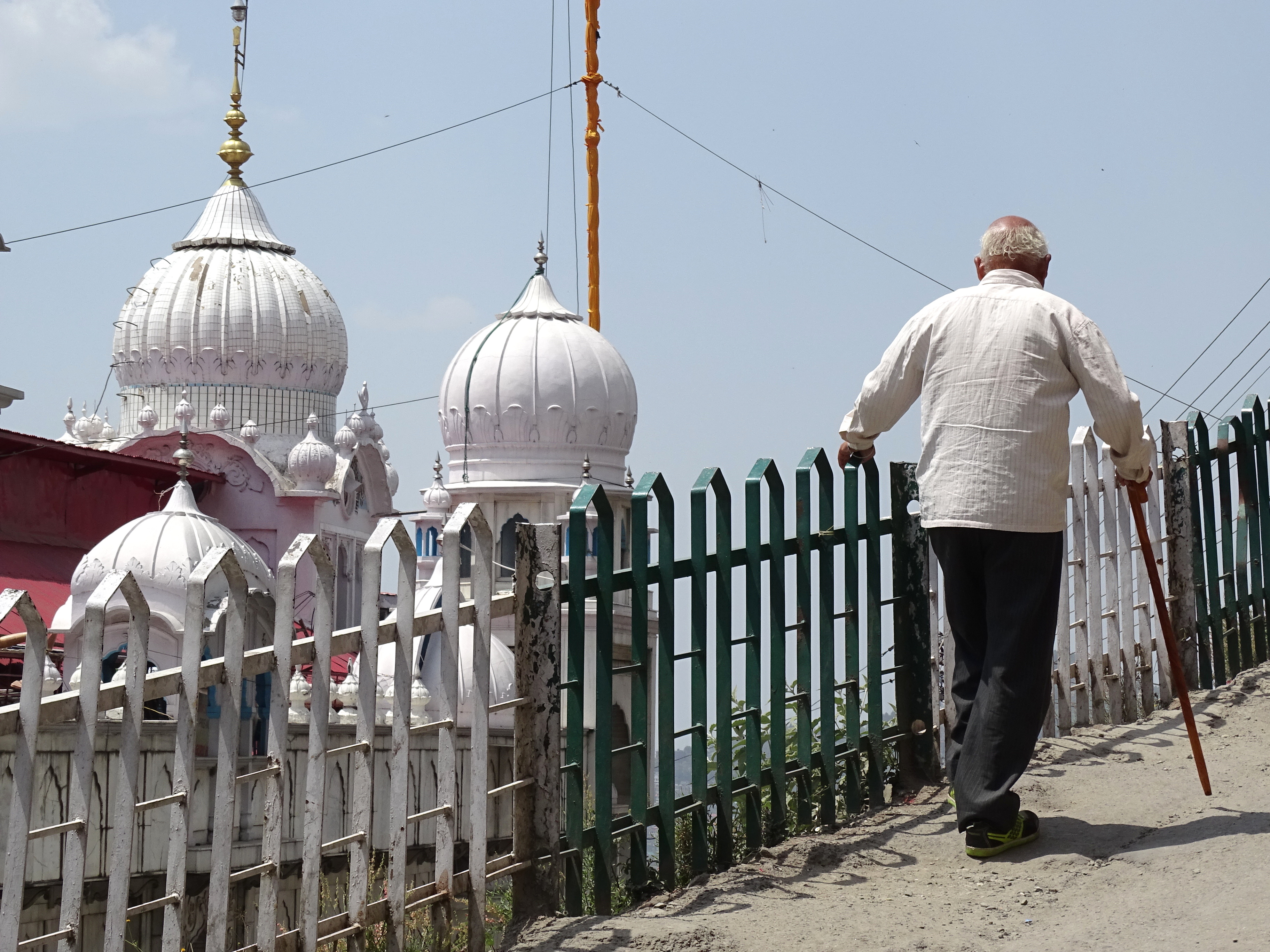 Devotos bañándose en las aguas termales.
