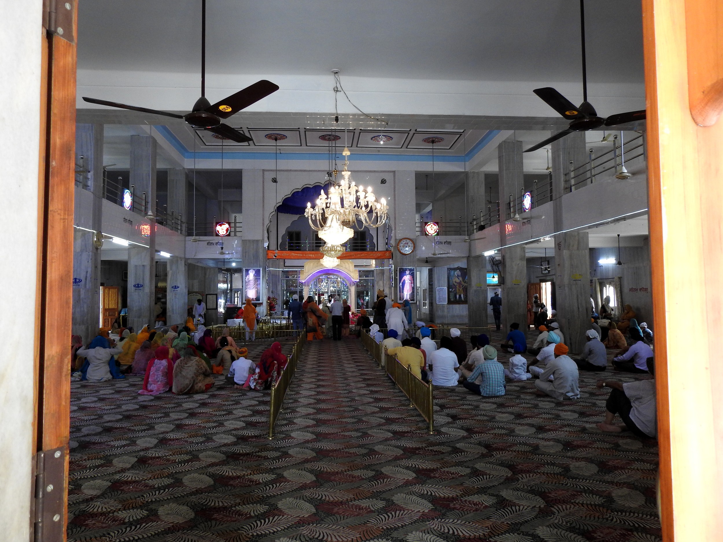 Una vista serena del complejo del gurudwara.