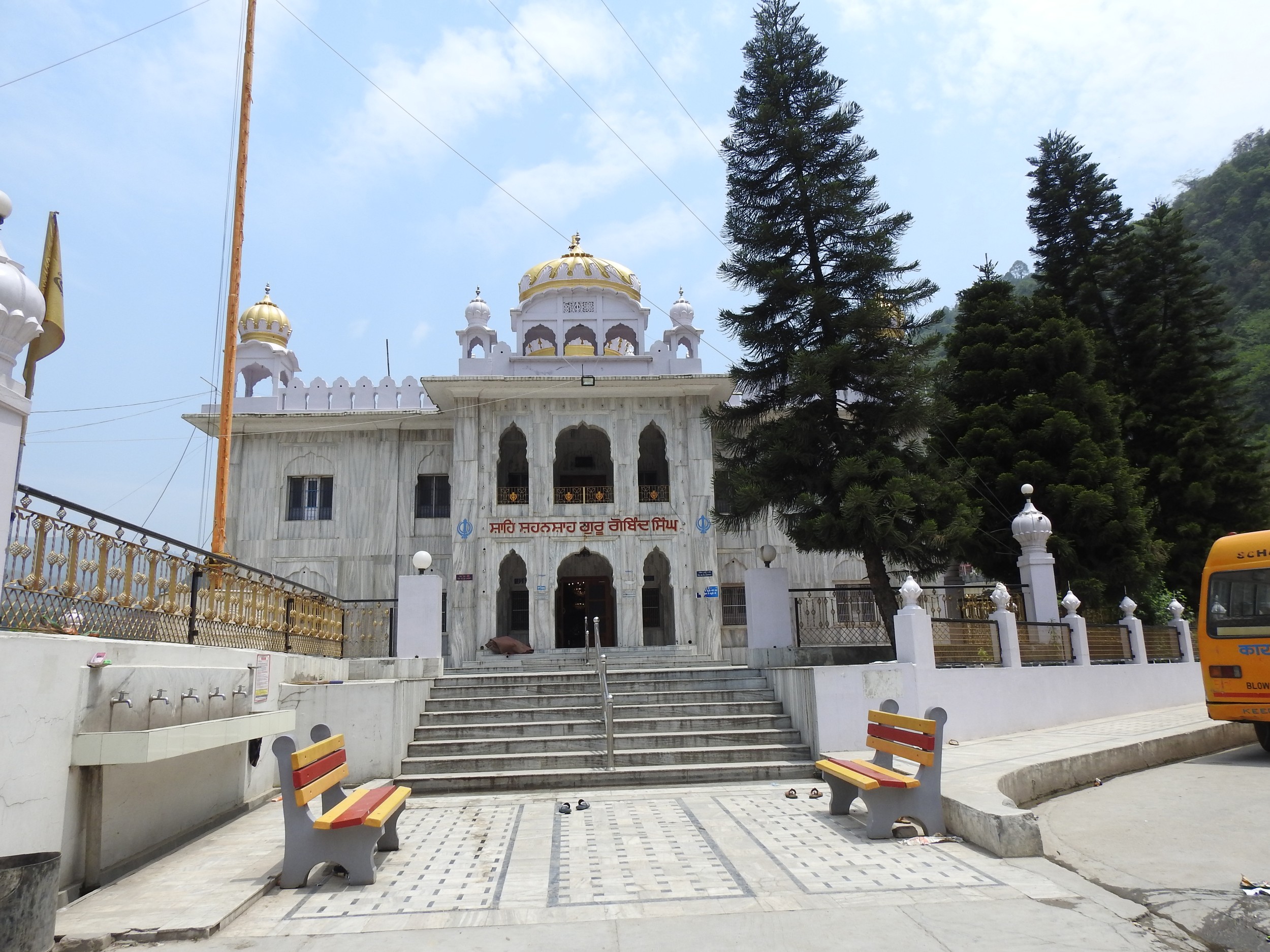 El Nishan Sahib, la bandera sij, en Manikaran Sahib.