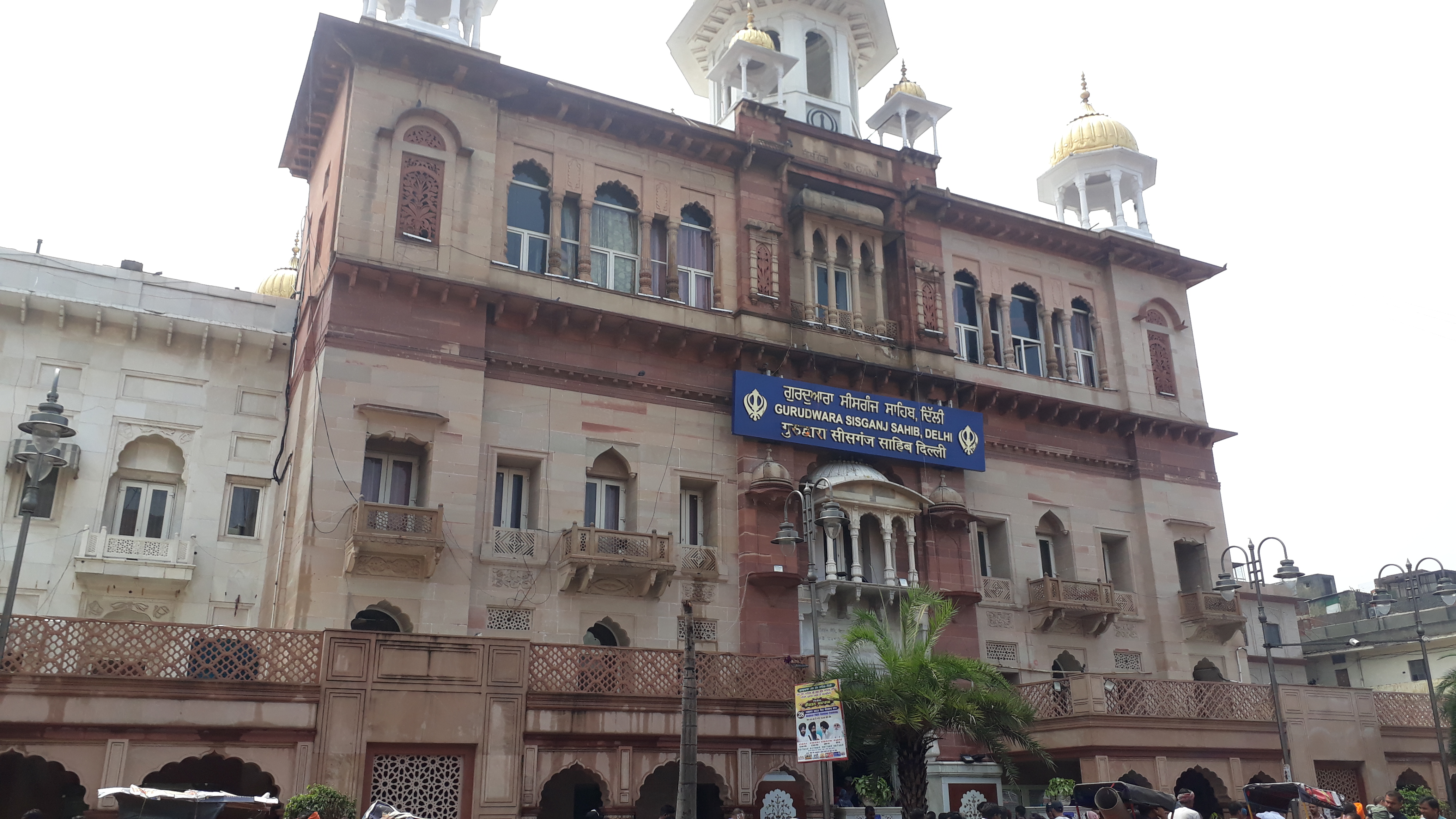A view of the Gurudwara at night