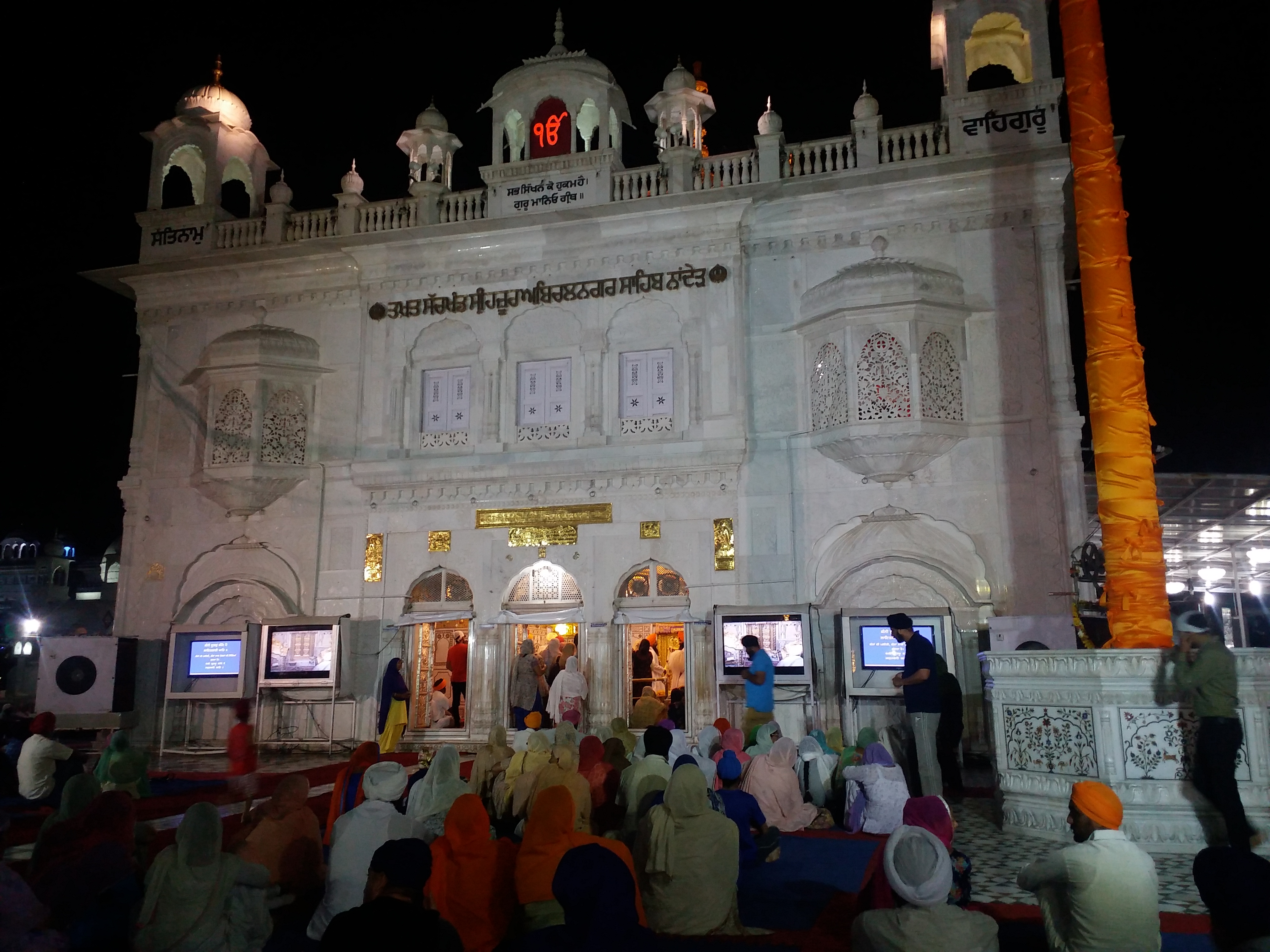 निशान साहिब, सिख ध्वज, गुरुद्वारे के पास ऊंचा उड़ रहा है।