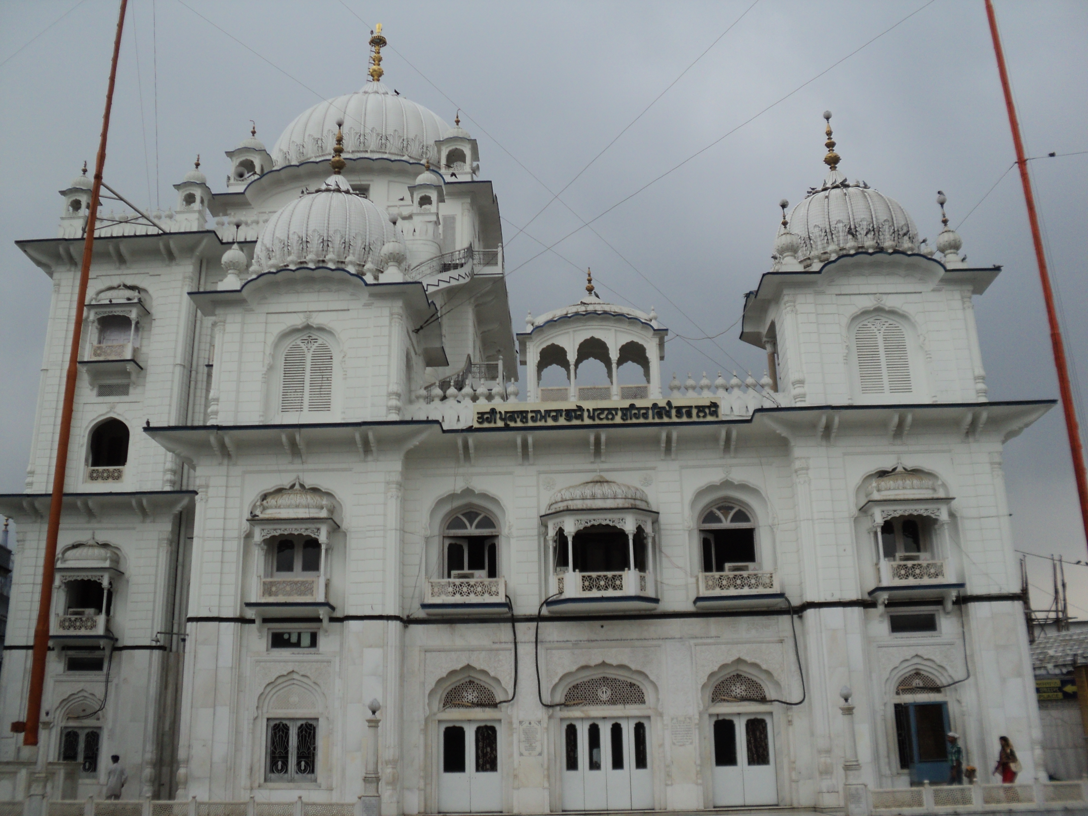 La entrada principal al Gurdwara