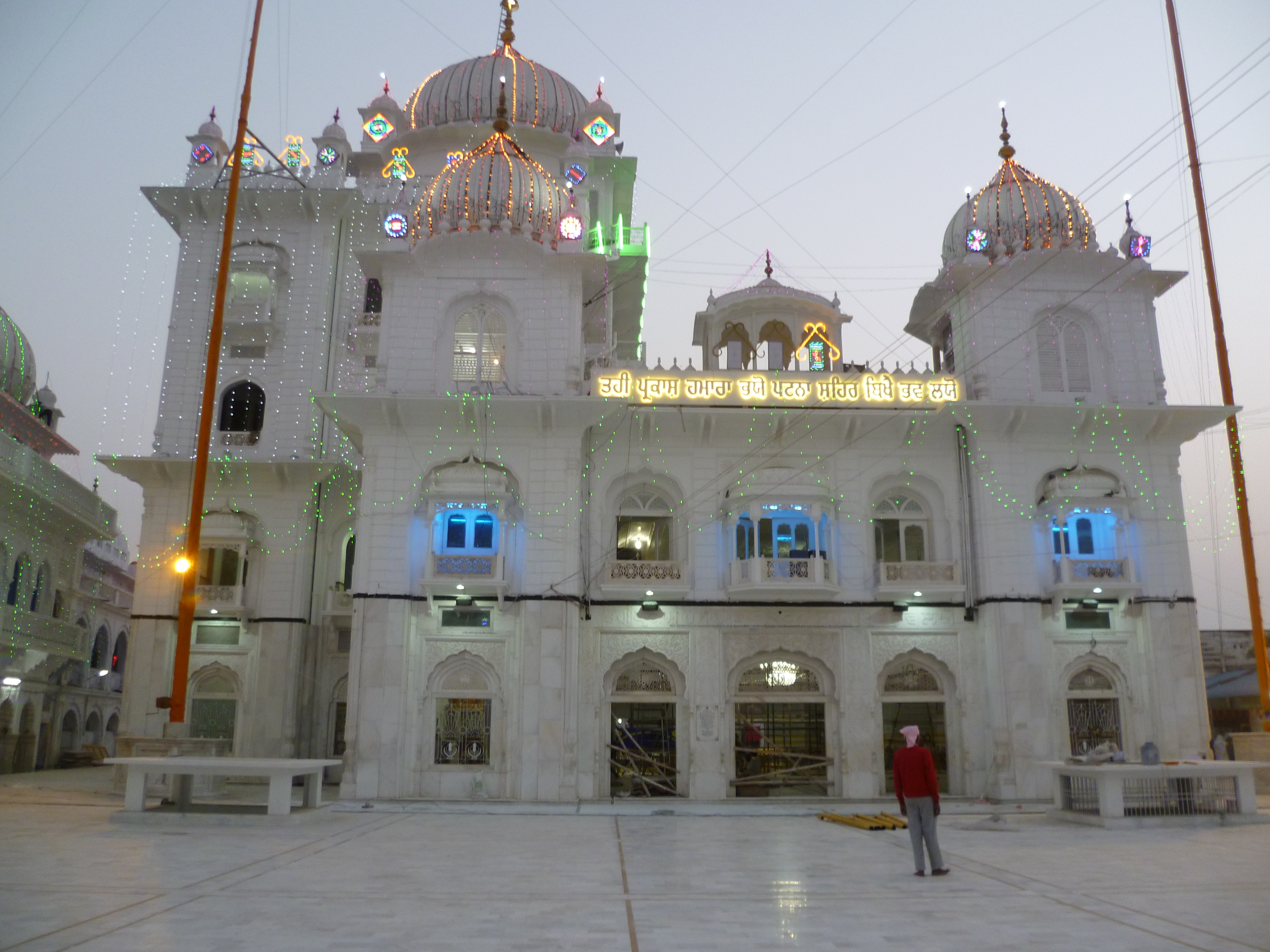 Una sala de oración bellamente decorada dentro del Gurdwara