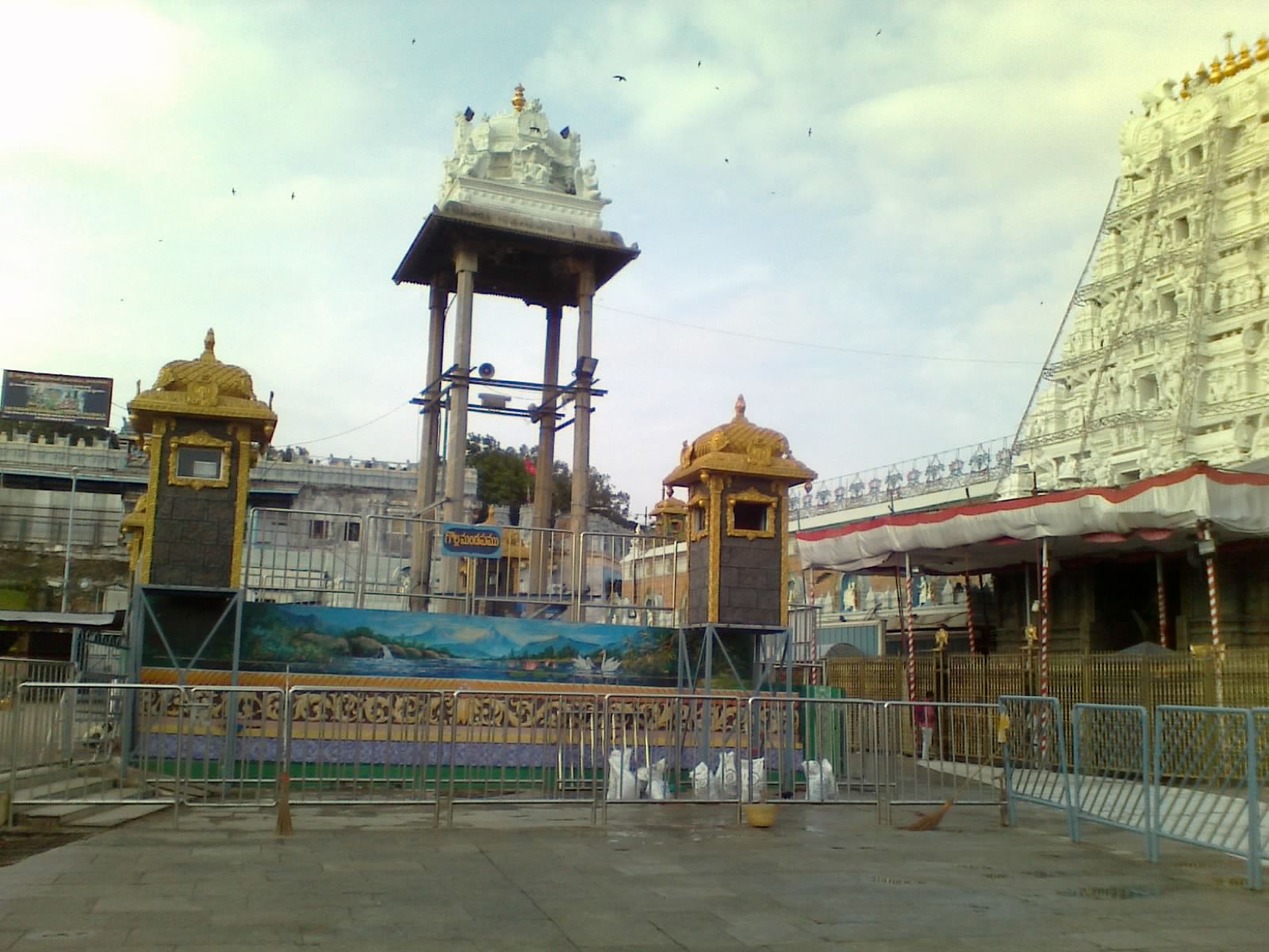 The sacred Swami Pushkarini water tank.