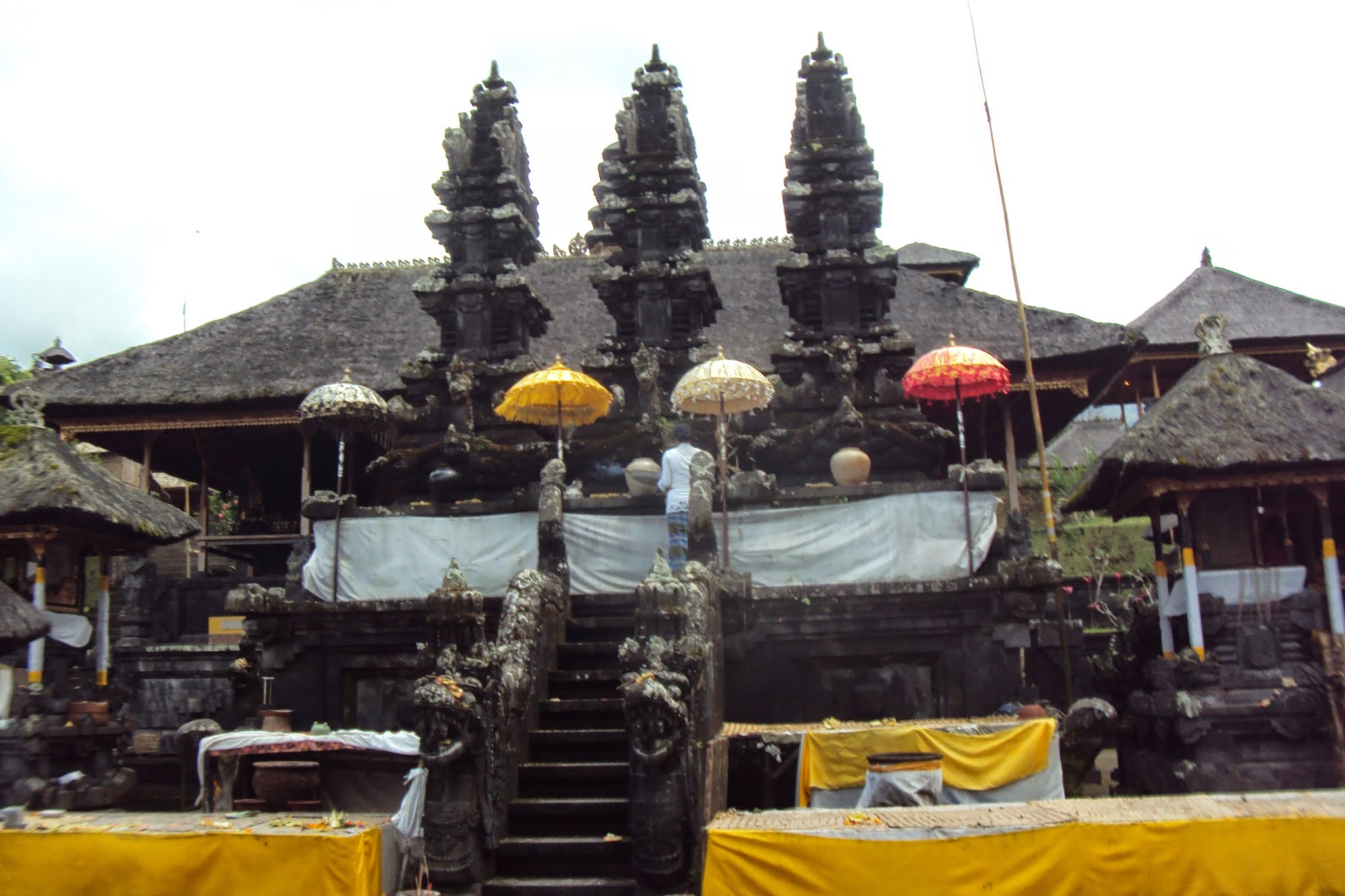 The majestic entrance gates known as candi bentar.