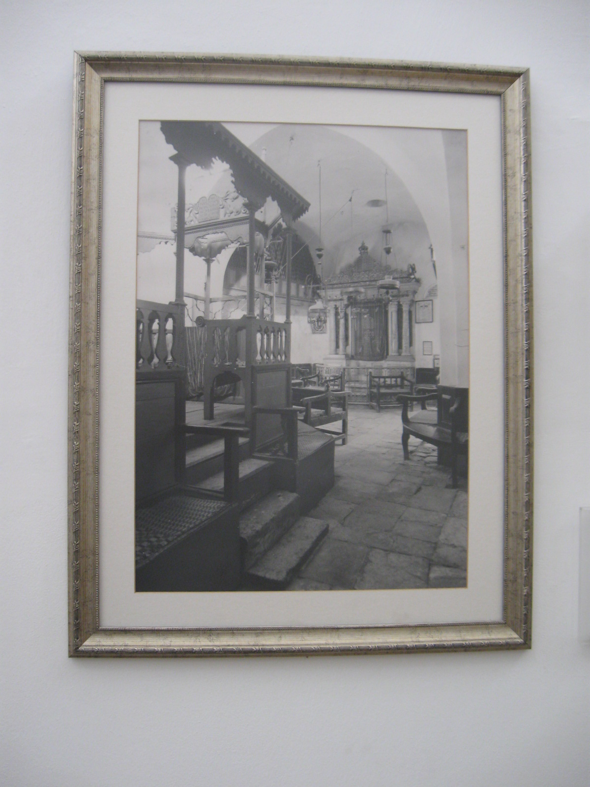 The courtyard connecting the synagogues, providing a communal space for reflection.
