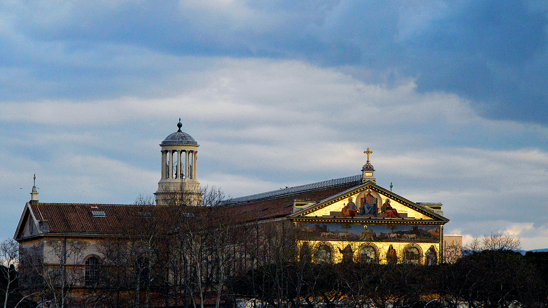 The tranquil cloister of the Basilica of Saint Paul.