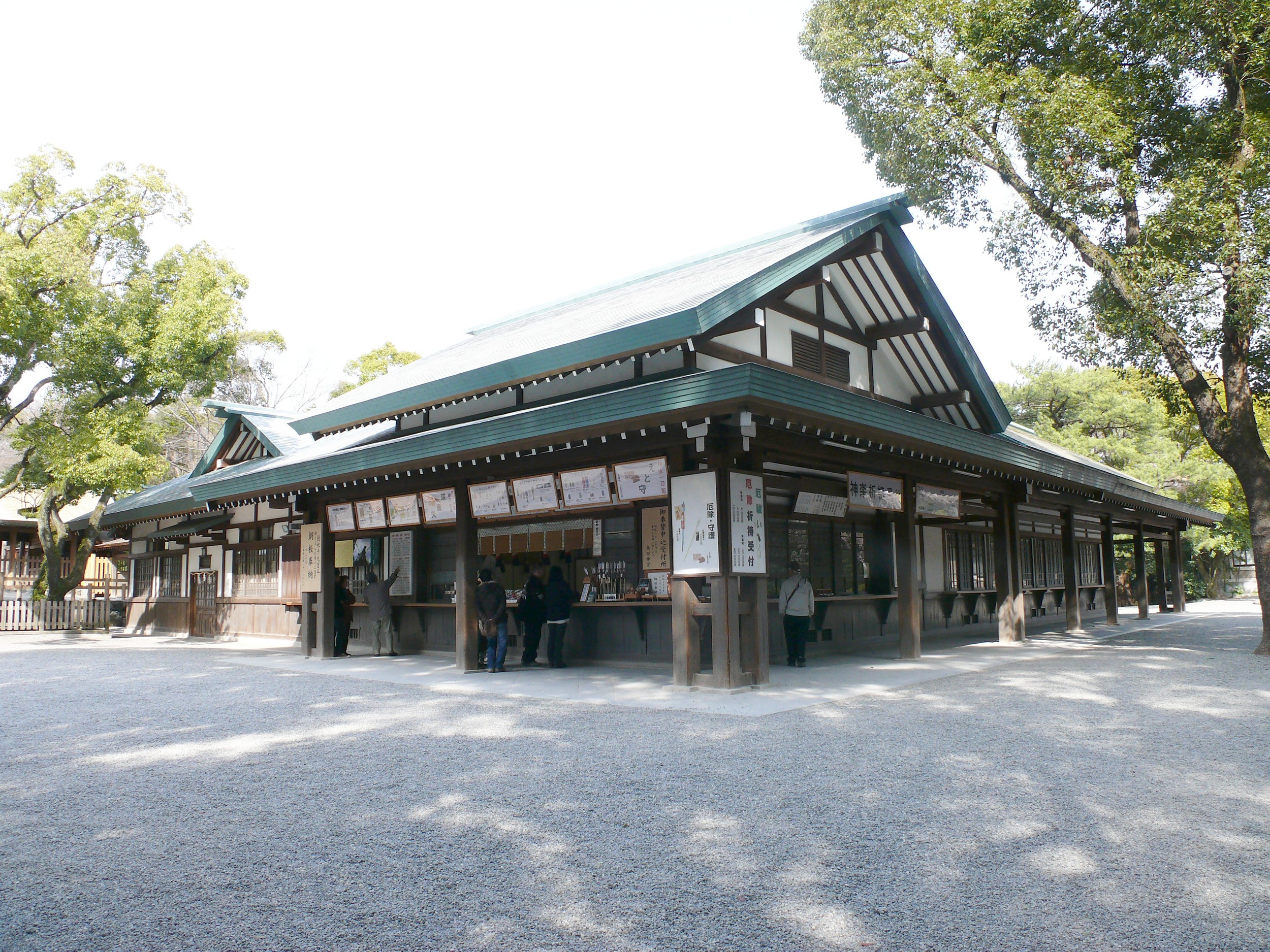 Atsuta Shrine's main entrance, showcasing traditional Japanese architecture.