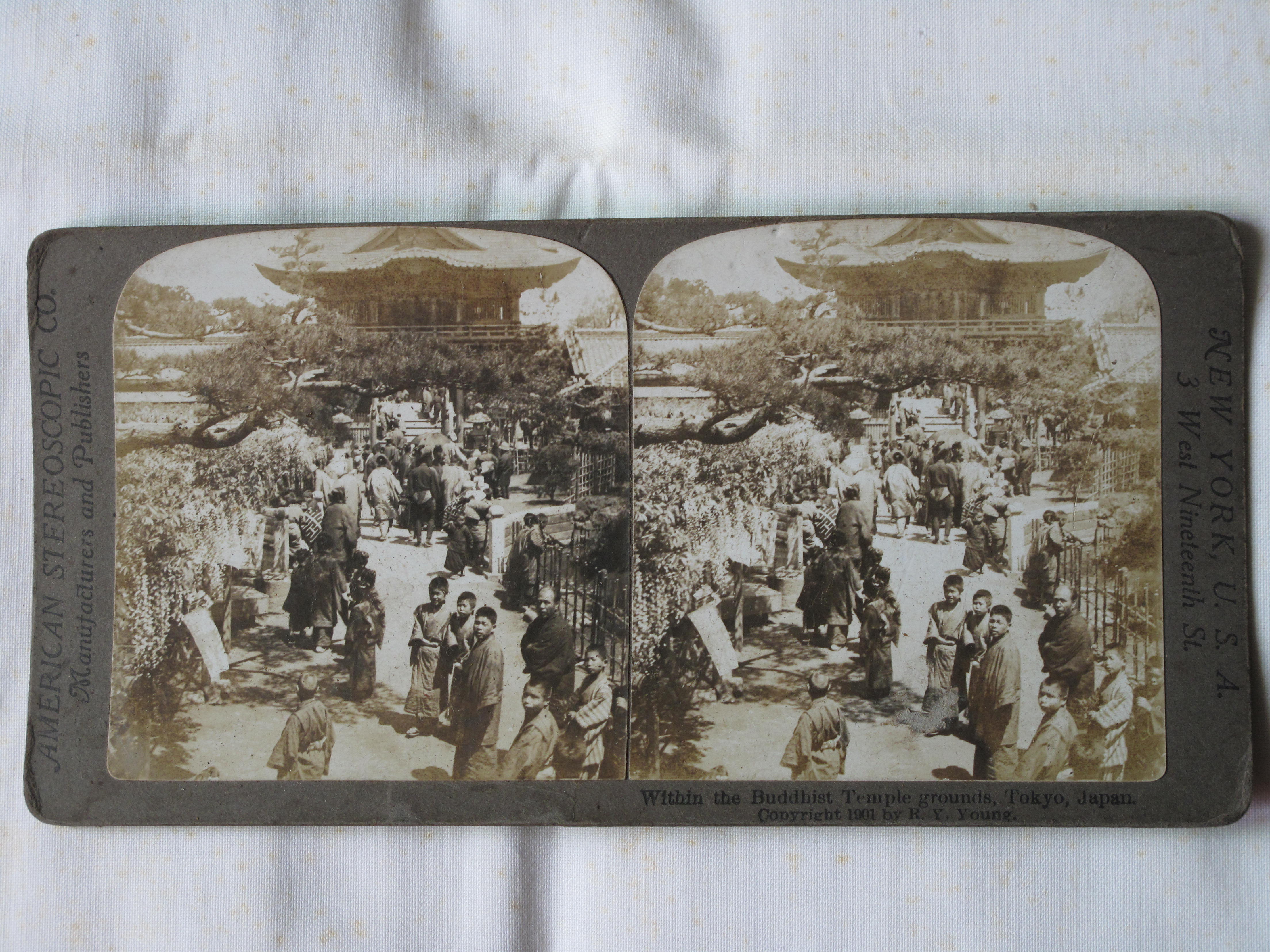 The iconic Kaminarimon (Thunder Gate) at Sensō-ji Temple.