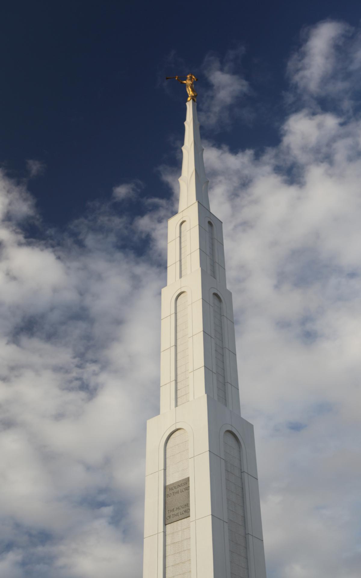 تصل أبراج الهيكل نحو السماء.