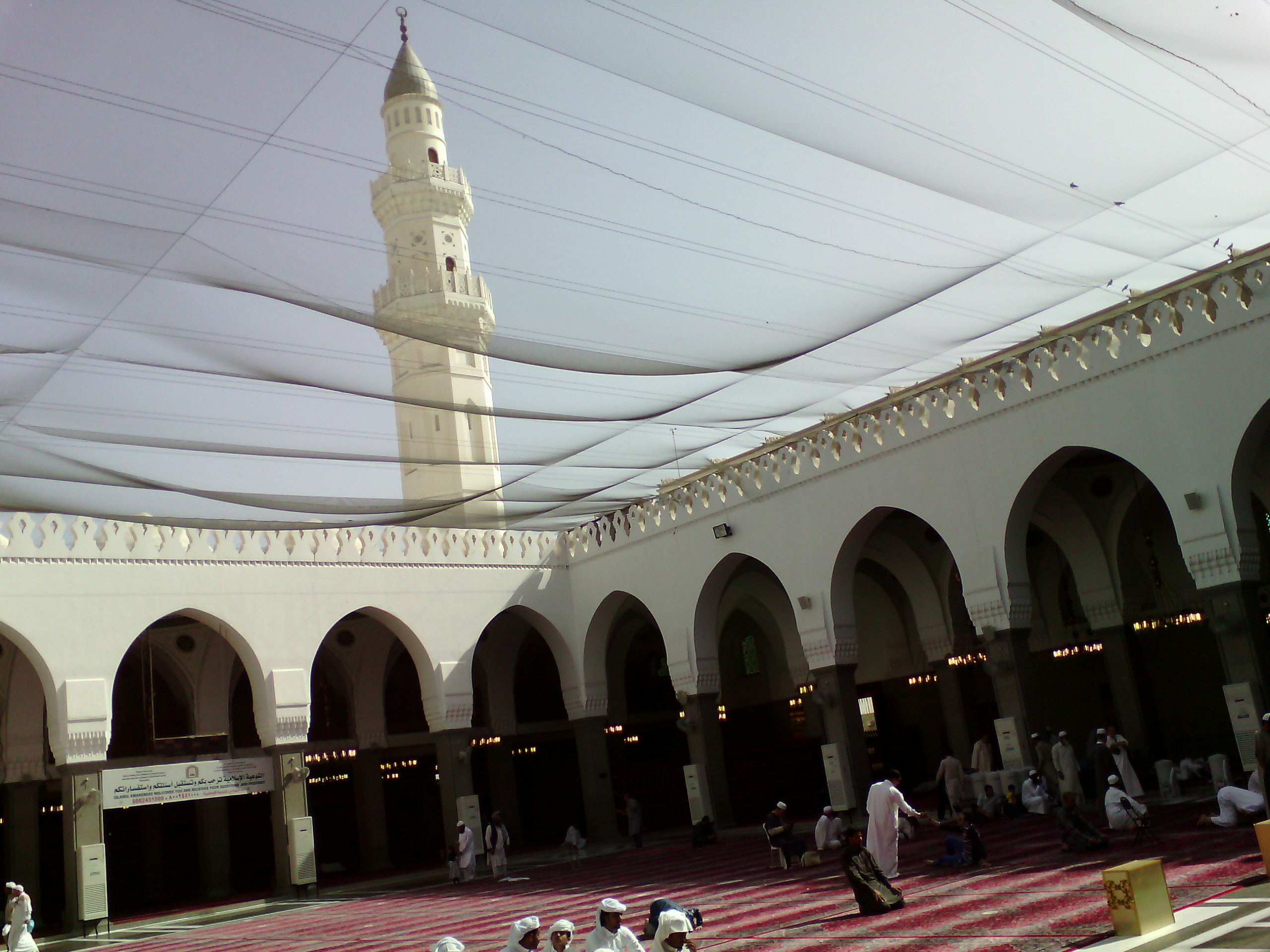 منظر خارجي لمسجد قباء يعرض هندسته المعمارية الحديثة.