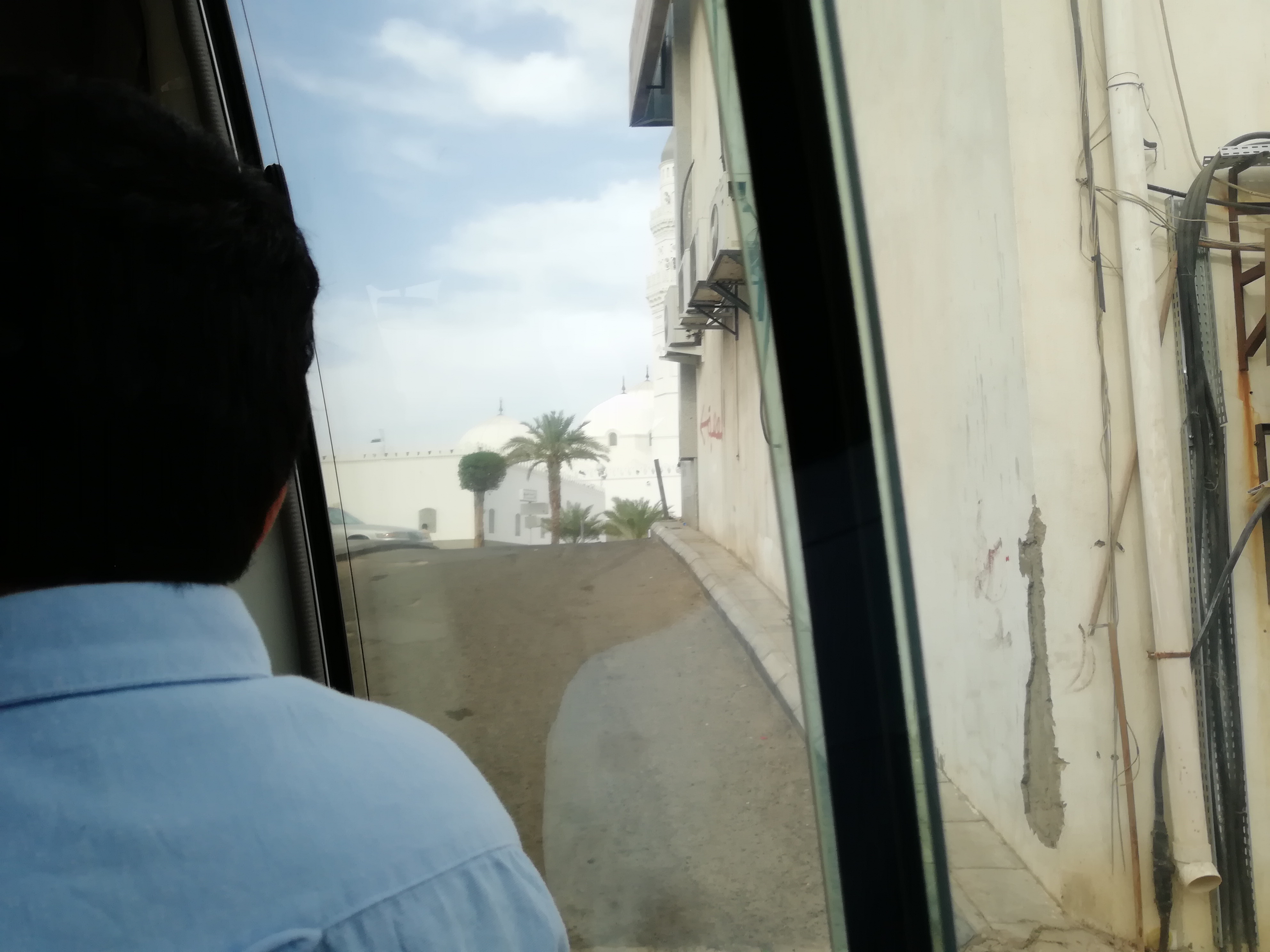 المحراب، الذي يشير إلى اتجاه الكعبة في مكة.