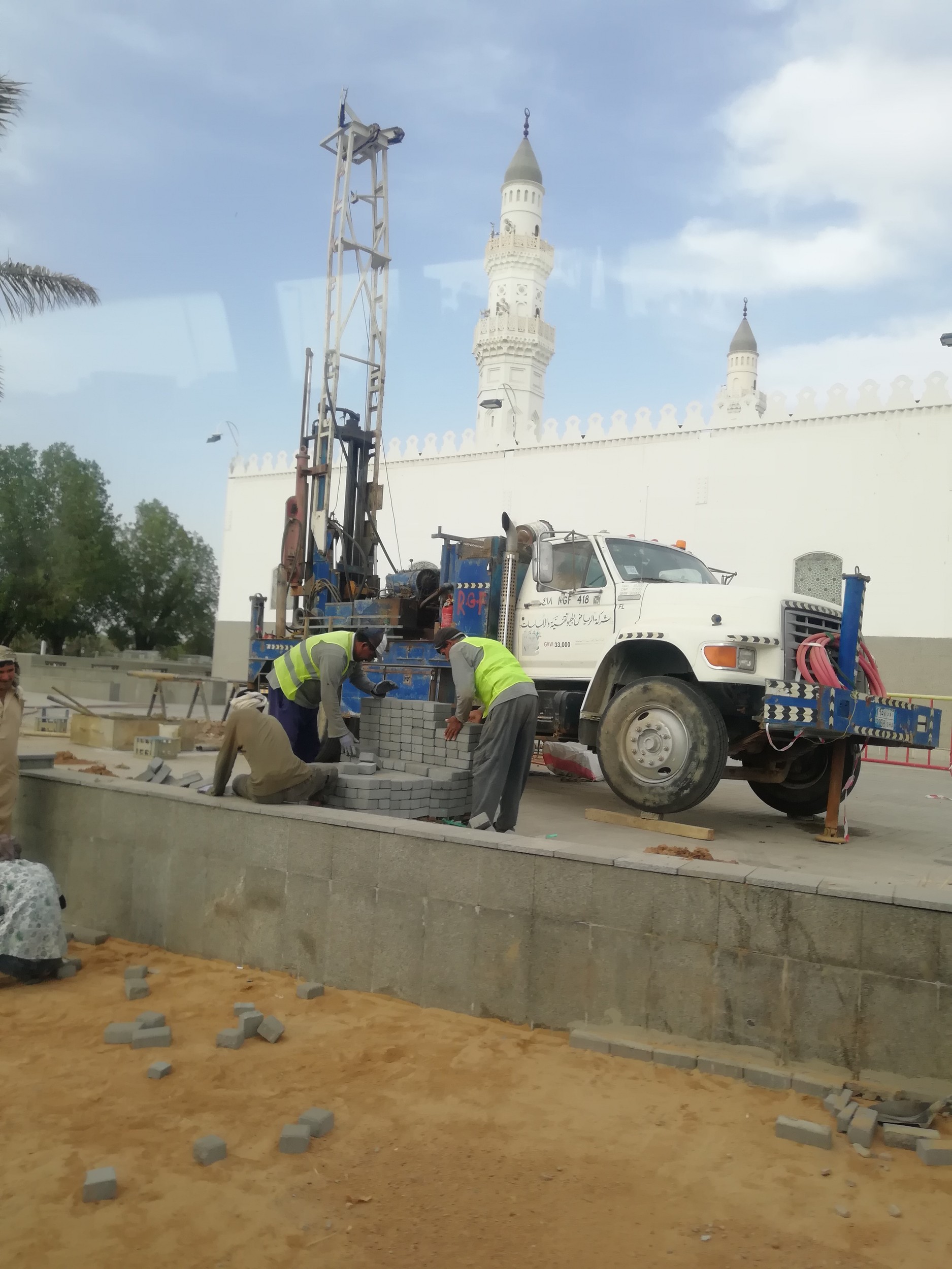 منظر تفصيلي للأنماط الهندسية والخطوط التي تزين جدران المسجد.