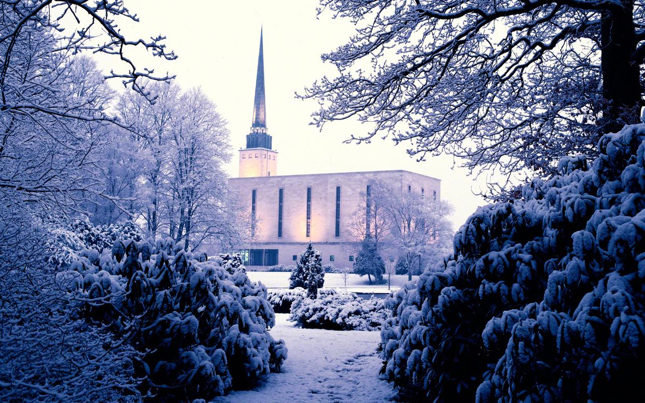 Exterior view of the London England Temple during the day.
