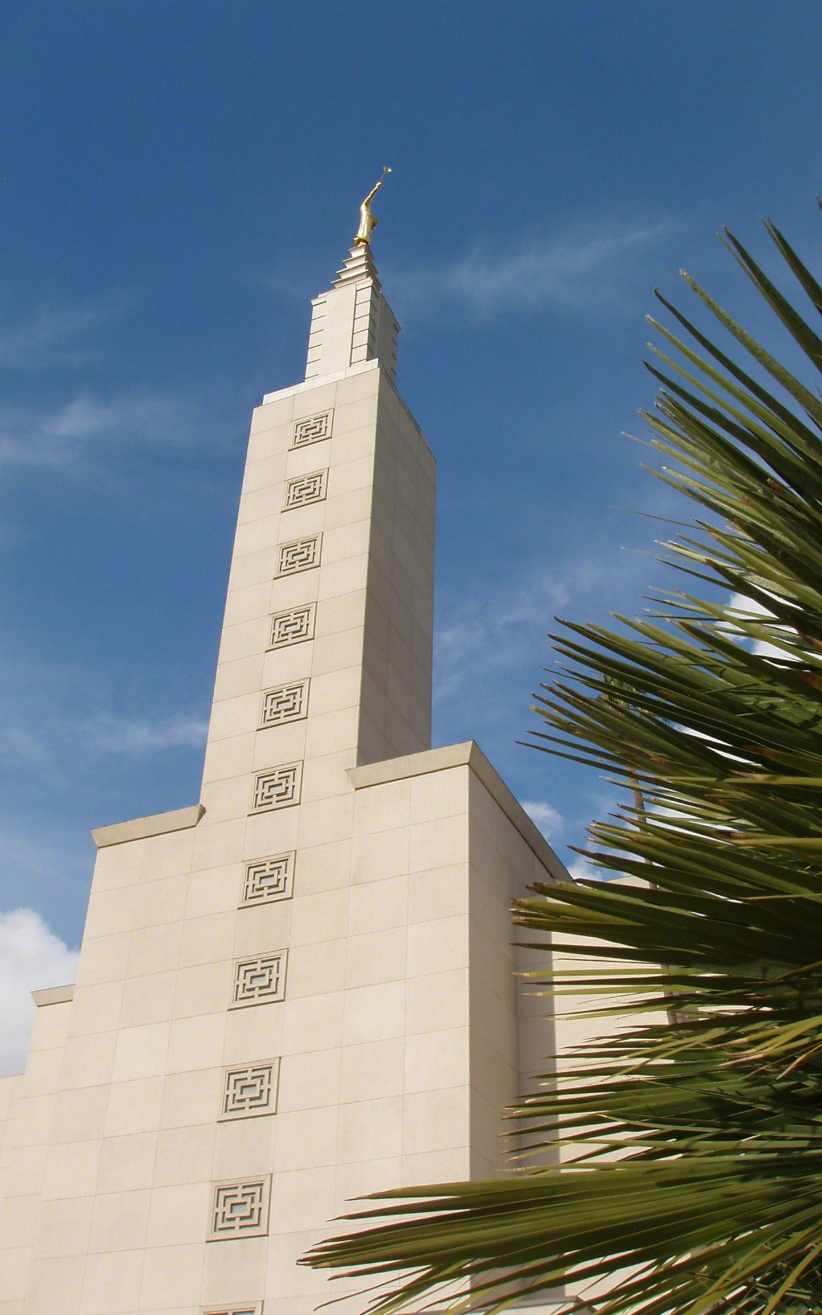 حدائق تحيط بالمعبد.